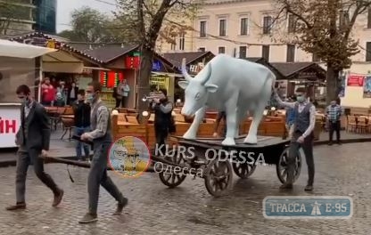 Одесситы проводили в последний путь корову с Дерибасовской, символ ресторана Стейкхаус