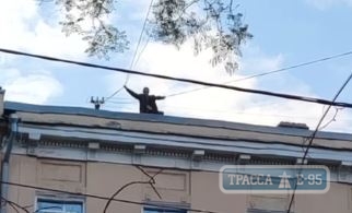 Мужчина разбился, сорвавшись с крыши дома в центре Одессы. Видео