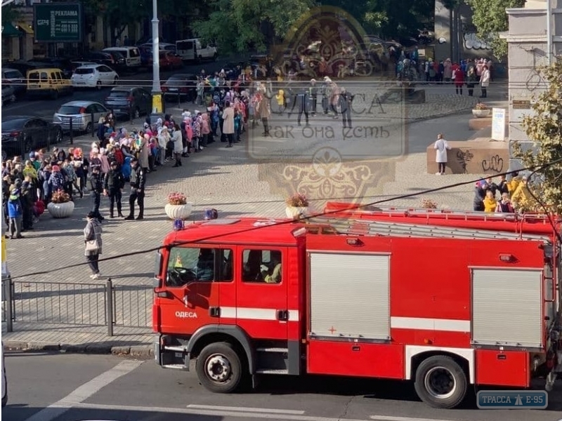 Правоохранители эвакуировали 150 человек из школы в центре Одессы из-за сообщения о бомбе