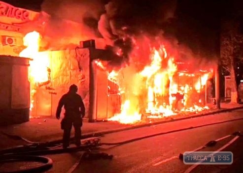 «Шаурма» сгорела ночью в Одессе. Видео