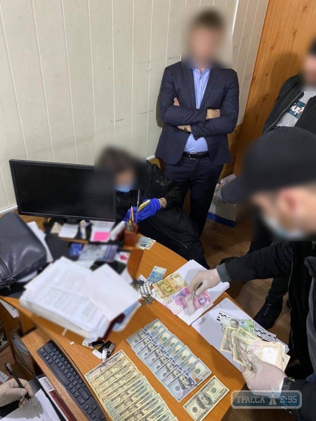 Правоохранители задержали госисполнителей в Одессе при получении взятки