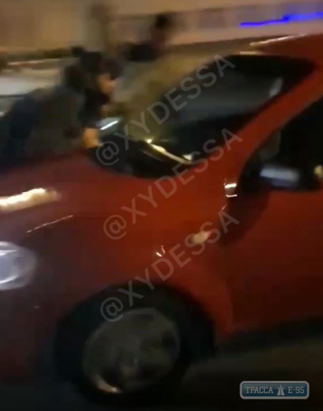 Автомобиль намеренно сбил женщину, перекрывавшую дорогу на акции протеста в Одессе. Видео. ОБНОВЛЕНО