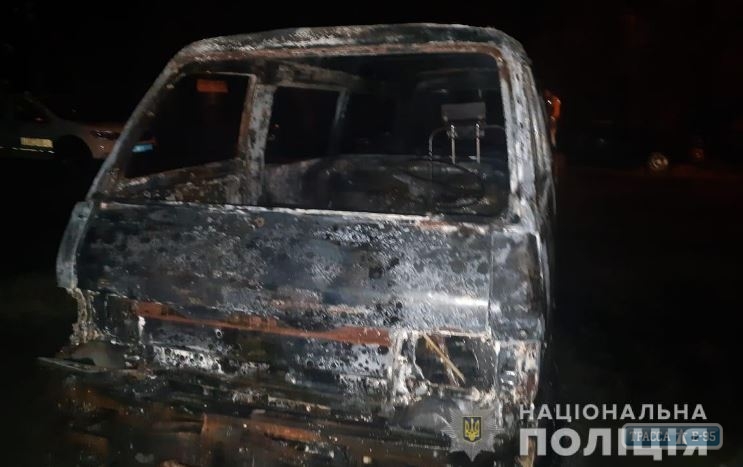 Поджигатели уничтожили 3 автомобиля жителя Одесской области