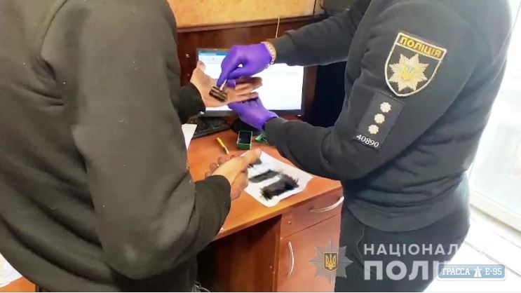 Пьяная компания избила полицейского в Одессе и отобрала пистолет. Видео
