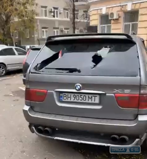 Бандиты днем в Одессе разбили битами автомобиль активиста, выступившего против захвата зеленой зоны