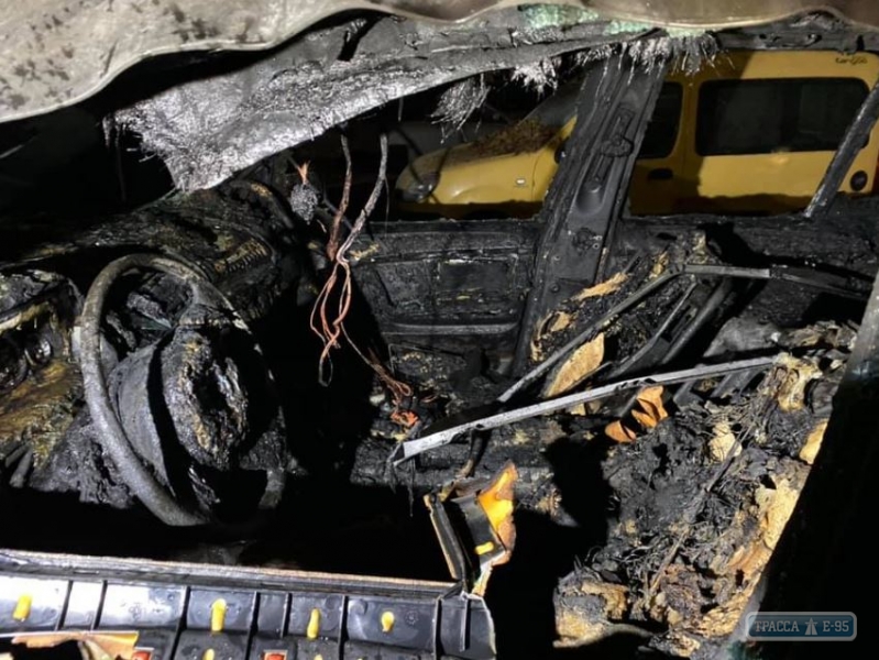 Автомобиль одесского активиста подвергся второму нападению за день – его сожгли