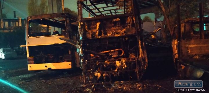 Пожар уничтожил 2 автобуса и эвакуатор на автостоянке в Одессе