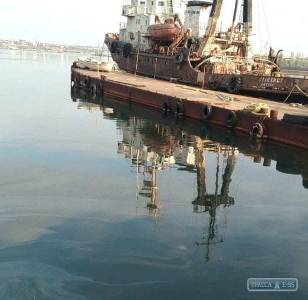 Инцидент с разливом нефти в акватории порта Черноморск пытаются скрыть? - СМИ
