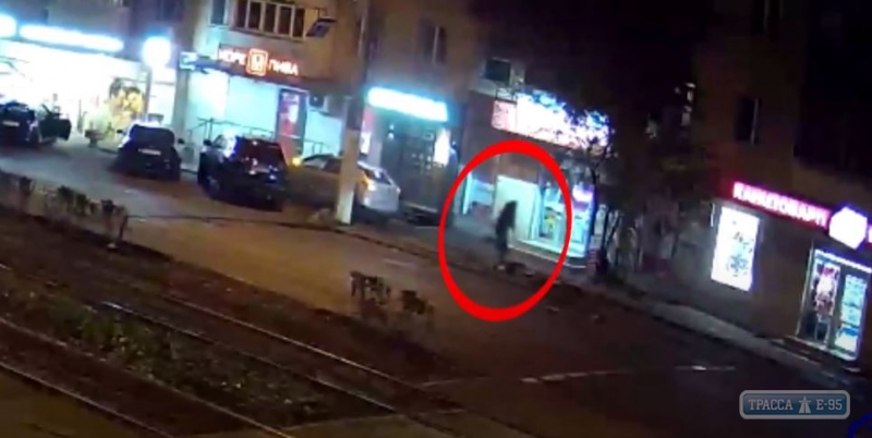 Камера наблюдения сняла, как водитель убегал с места ДТП в Одессе. Видео