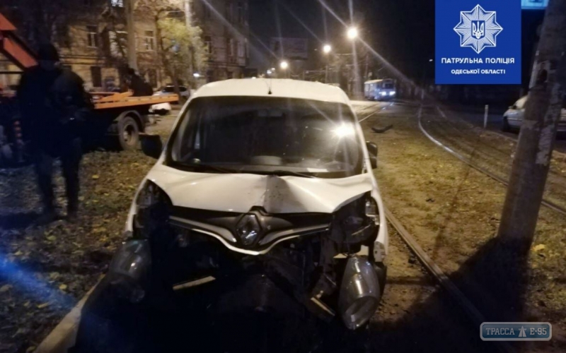 Сбитый дорожный знак не помешал пьяному водителю кататься по ночной Одессе