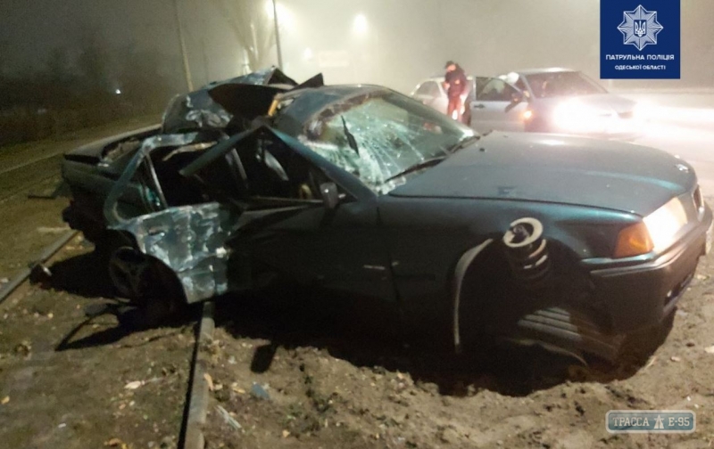 Пьяный 22-летний водитель ночью в Одессе разбил свой BMW, убив пассажирку