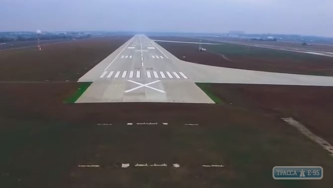 Строители взлетно-посадочной полосы Одесского аэропорта показали результат своей работы. Видео