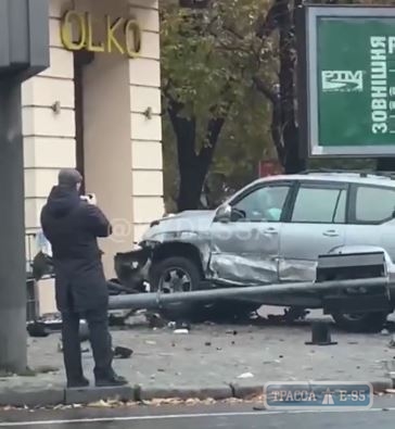 Внедорожник спровоцировал ДТП в центре Одессы, снес светофор и врезался в магазин. Видео
