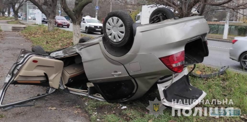 Автомобиль перевернулся после ДТП на Люстдорфской дороге в Одессе, есть пострадавшие