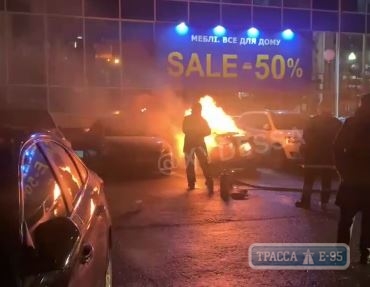 Два автомобиля горели ночью в Одесской области. Видео