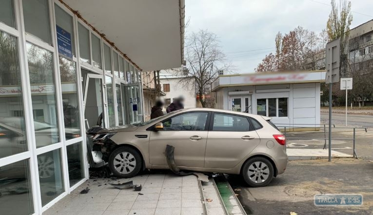 Автомобиль въехал в двери городской поликлиники в Измаиле