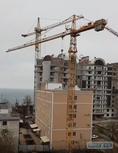 Неуправляемая стрела строительного крана в Одессе всю ночь крутилась над жилыми домами 