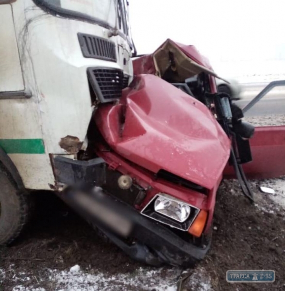 Водитель «ВАЗа» погиб на скользкой дороге под Одессой. Видео