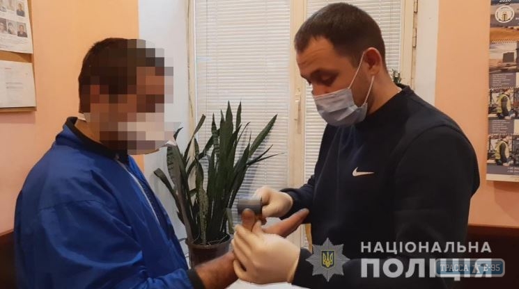 Полиция разыскала в Одессе приезжих, совершивших вооруженное ограбление магазина. Видео