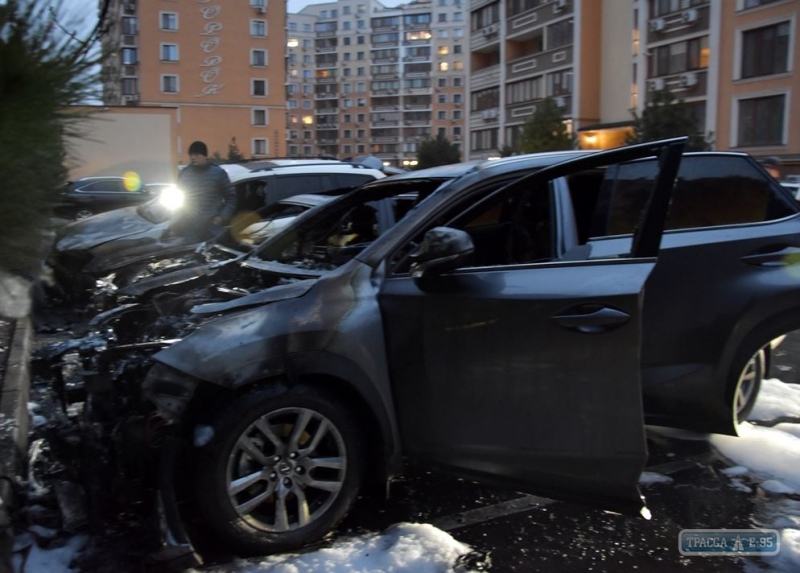 3 автомобиля сгорели ночью в Одессе. Видео. ОБНОВЛЕНО