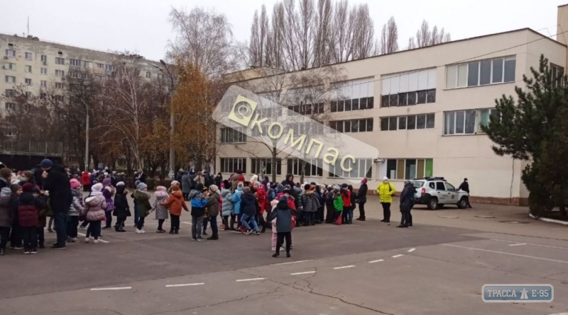 Одесская первоклашка сообщила в полицию о минировании ее школы