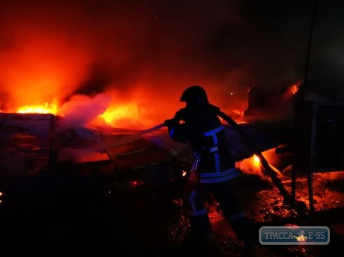 Масштабный пожар уничтожил в Одессе склад возле газовой заправки. Видео