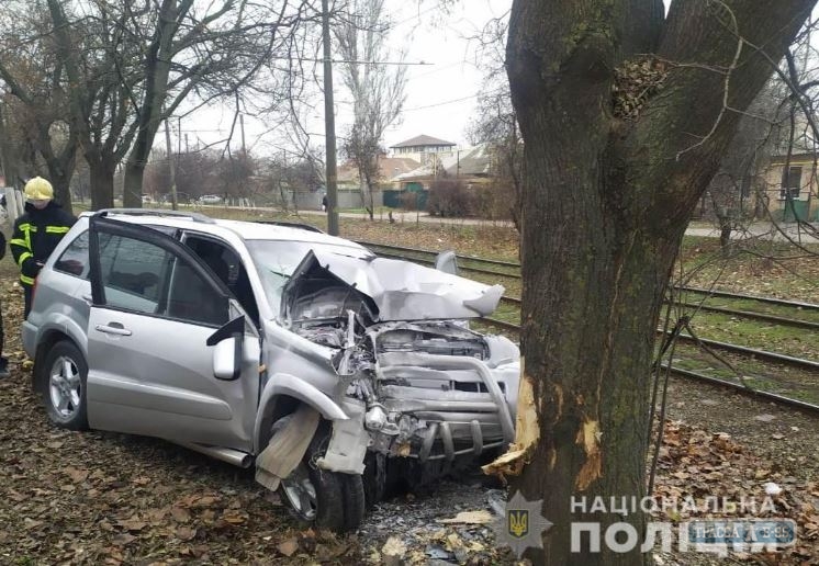 Автомобиль врезался в дерево в Одессе, водитель погиб. Видео