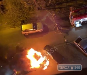 Поджигатели уничтожили автомобиль ночью в Одессе. Видео 