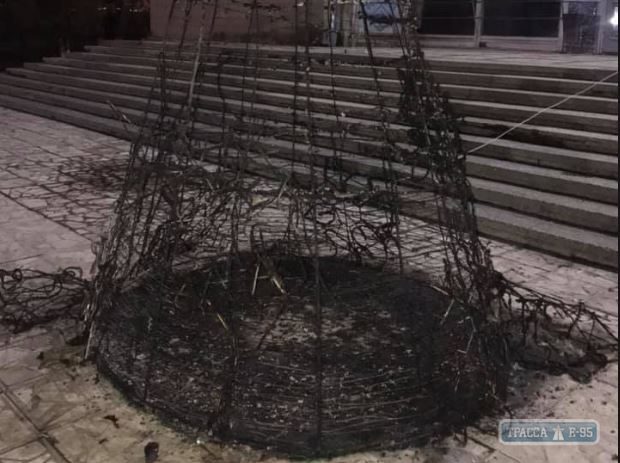 Главная новогодняя елка сгорела в селе Одесской области 