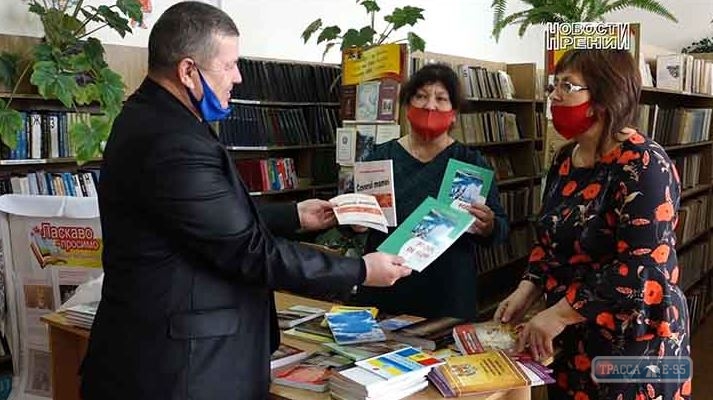 Школьники Рени при дефиците украинских учебников получили литературу на молдавском. Видео 