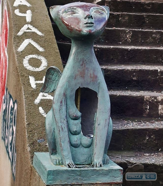 Вандалы разбили скульптуру кота-сфинкса в центре Одессы