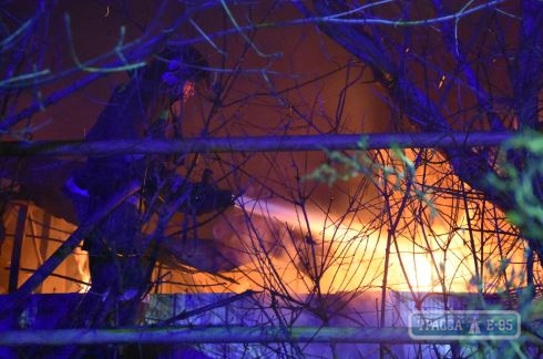 Ангар с грузовиком сгорел ночью на окраине Одессы