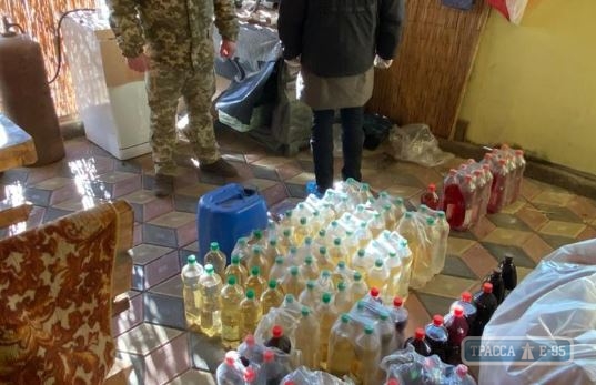 Тонны опасного алкоголя обнаружены в частных домах в Одесской области. Видео
