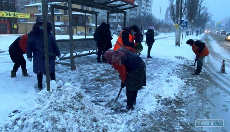 Власти Одессы призвали горожан ограничить поездки в связи со снегом