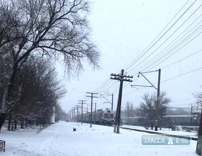 Более 770 железнодорожников расчистили снег на Одесской магистрали