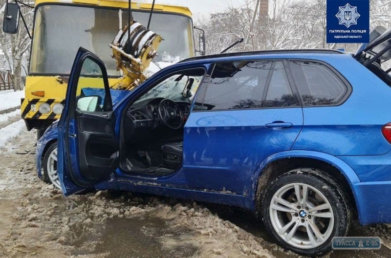 BMW столкнулся с грузовым краном в Одессе: пострадали двое детей
