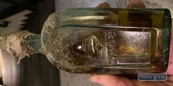 Одесские рабочие нашли в траншее бутылку 120-летнего коньяка. Видео