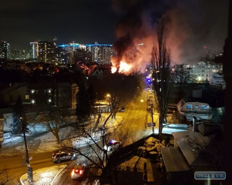 Гостиница горит в Одессе на улице Посмитного. Видео. ОБНОВЛЕНО