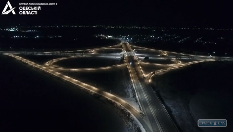 Впервые за десятилетие Укравтодор осветил Клеверный мост под Одессой. Видео