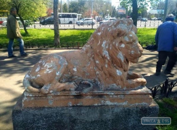Скульптуры львов исчезли с Привокзальной площади в Одессе
