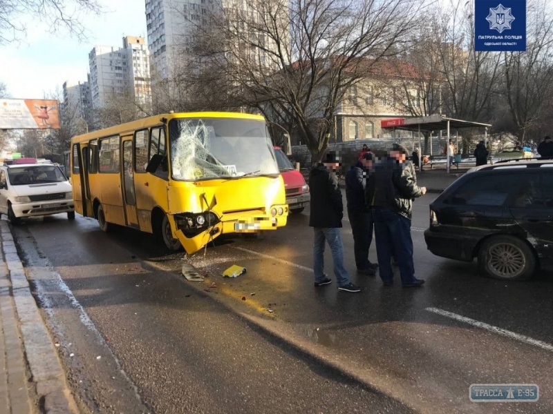 Водитель маршрутки в Одессе повредил транспорт коллеги и автомобиль