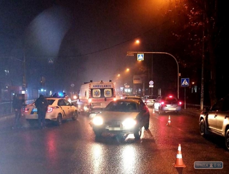 Автомобиль сбил двух человек на пешеходном переходе в Одессе. Видео