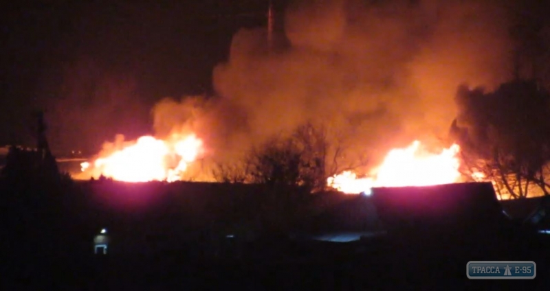 База отдыха горит в Южном. Видео