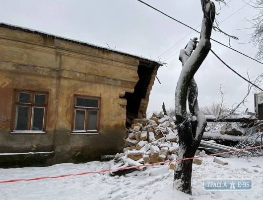 Рухнувшее дерево разрушило дом в Одессе