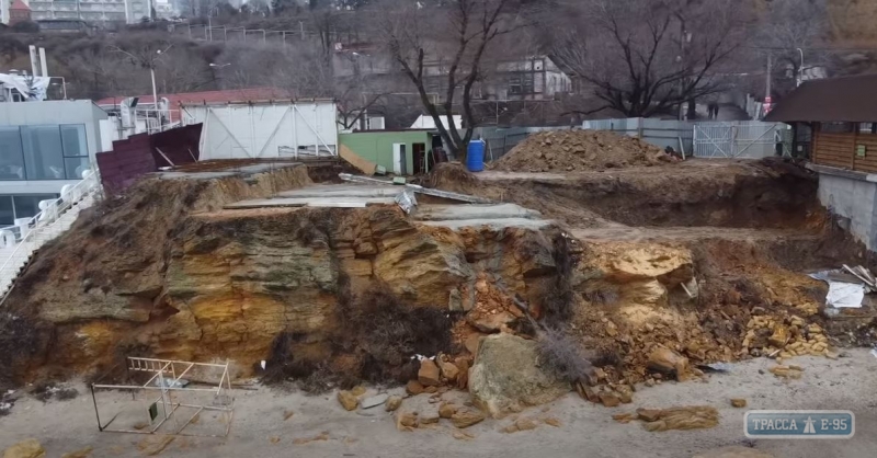 Незаконное строительство обрушило скалу над пляжем в Одессе. Видео