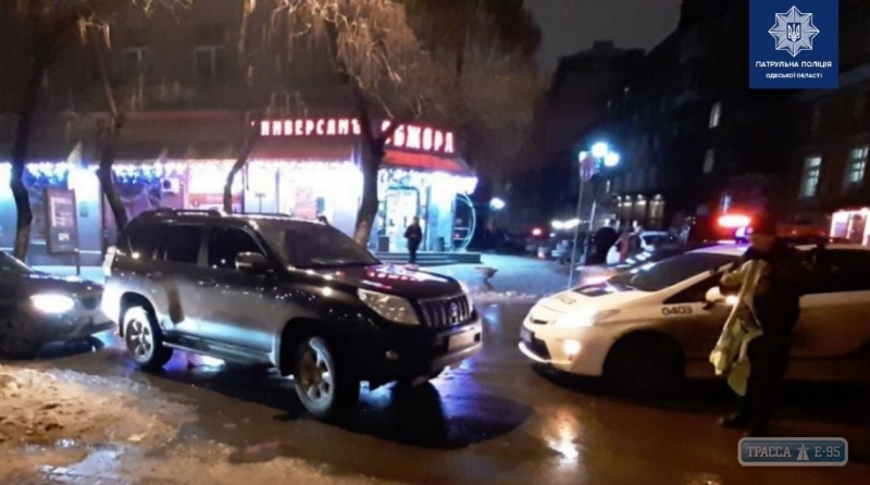 Девушка попала под Land Cruiser в центре Одессы. Видео