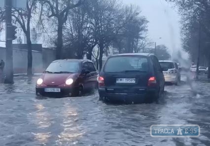 Улицы Одессы превратились в полноводные реки. Видео