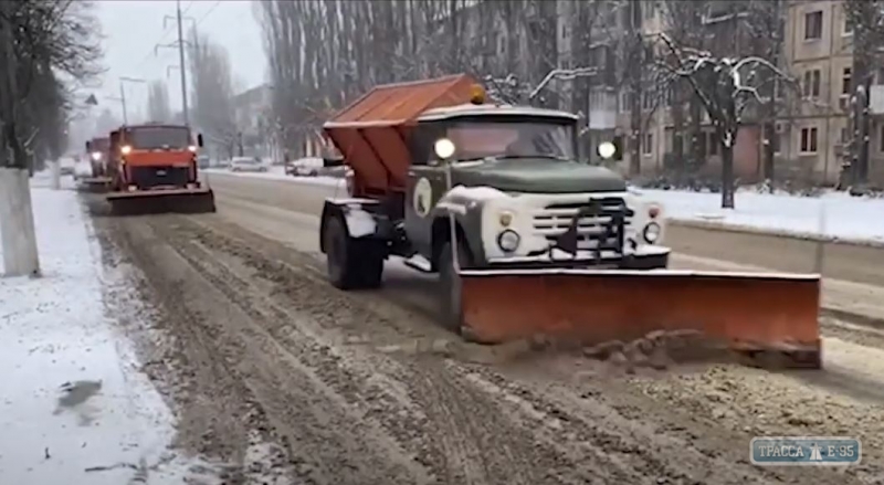 Cпецтехника вышла расчищать дороги в Одессе. Видео