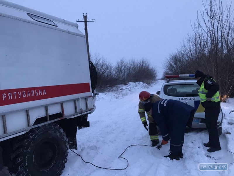 Одесские спасатели вытащили из сугроба полицейский автомобиль