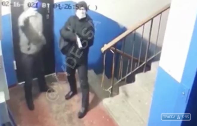Неизвестные обстреляли частный дом и несколько квартир в Одессе. Видео